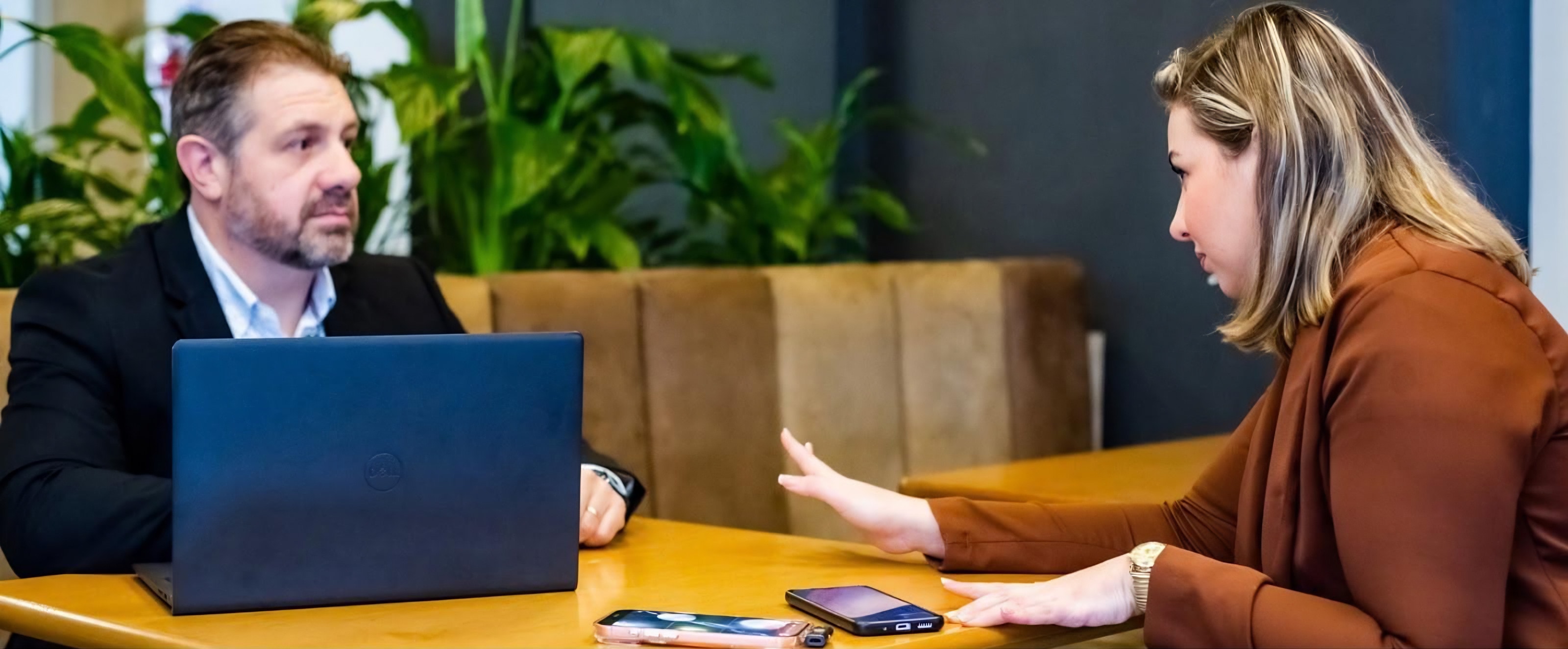 Consultora conduzindo reunião de diagnóstico com um cliente