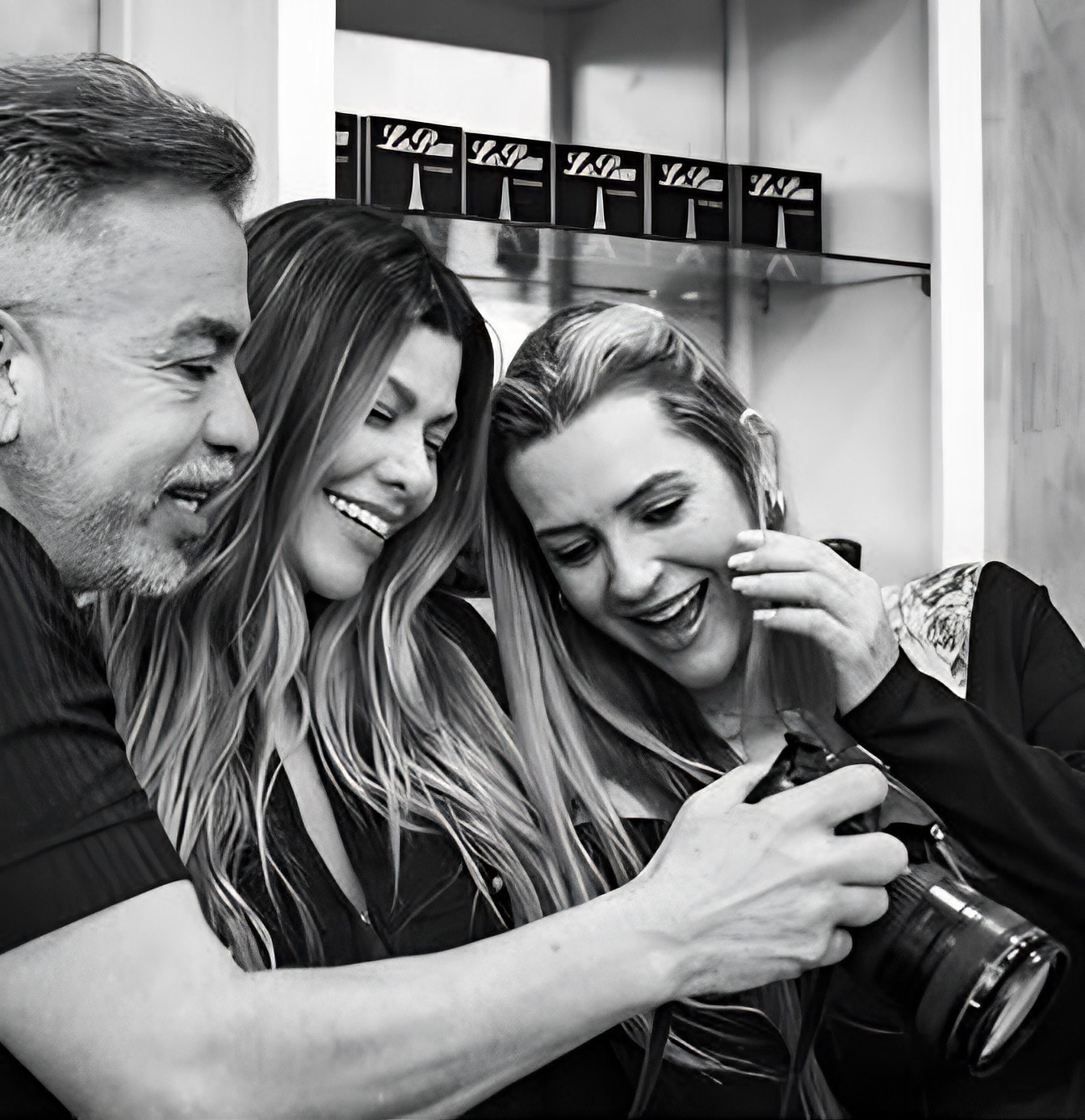 Fotógrafo sorrindo por trás da câmera
